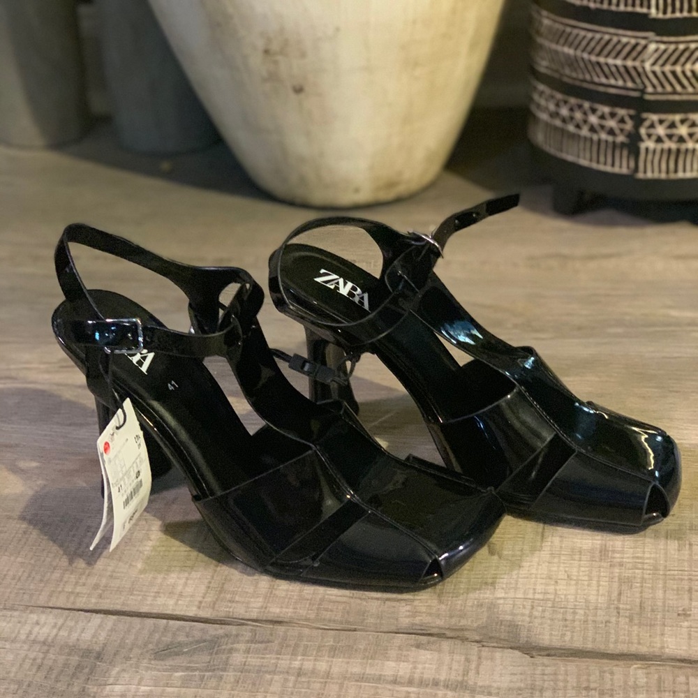 SOLD!! SOLD!! Patent leather shoes. BRAND NEW!!